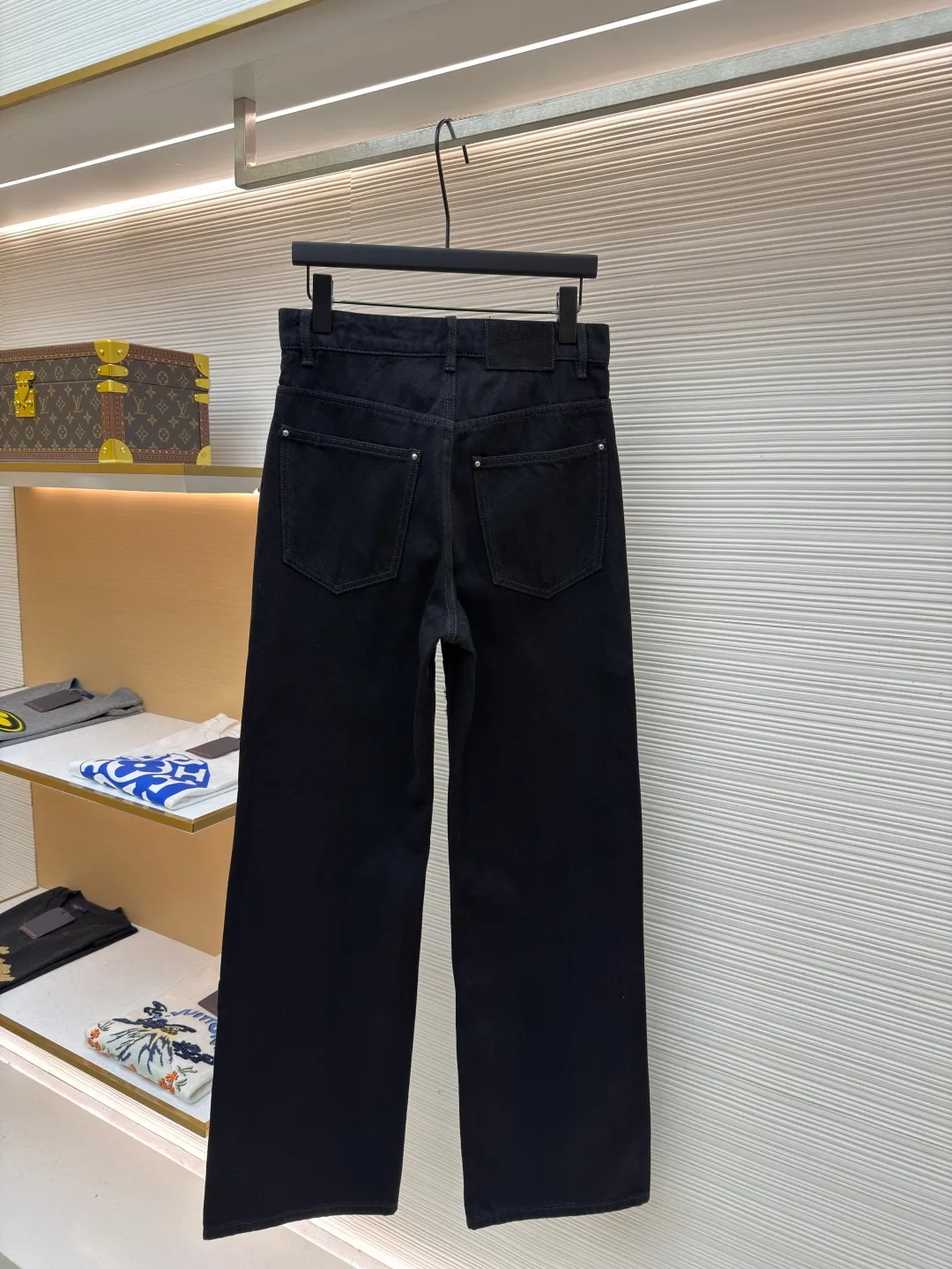 LOUIS VUITTON washed ripped jeans ●Authentic product: Purchased and developed by 18181 ●Item number: 1682310-B55 ●Material: pure cotton premium denim ●Technology: laser burning ●Version: fitted version ●Weight: about 960 grams ●Size: 30-32-34-36 ●Description: This destroyed detail is really cool. This washed denim truck elevates a classic silhouette with contrasting Monogram detailing front and rear, crafted with an edgy tear effect. This mid-season item is effortlessly layered and can be matched with other accessories to present a trendy style. The overall routing is straight and delicate, the fabric is comfortable and soft, and the color is consistent without any color difference. It can be matched with the same style to create a fashionable look, and can be used in various occasions. Customized accessories, complete with three standards, the same style for men and women!